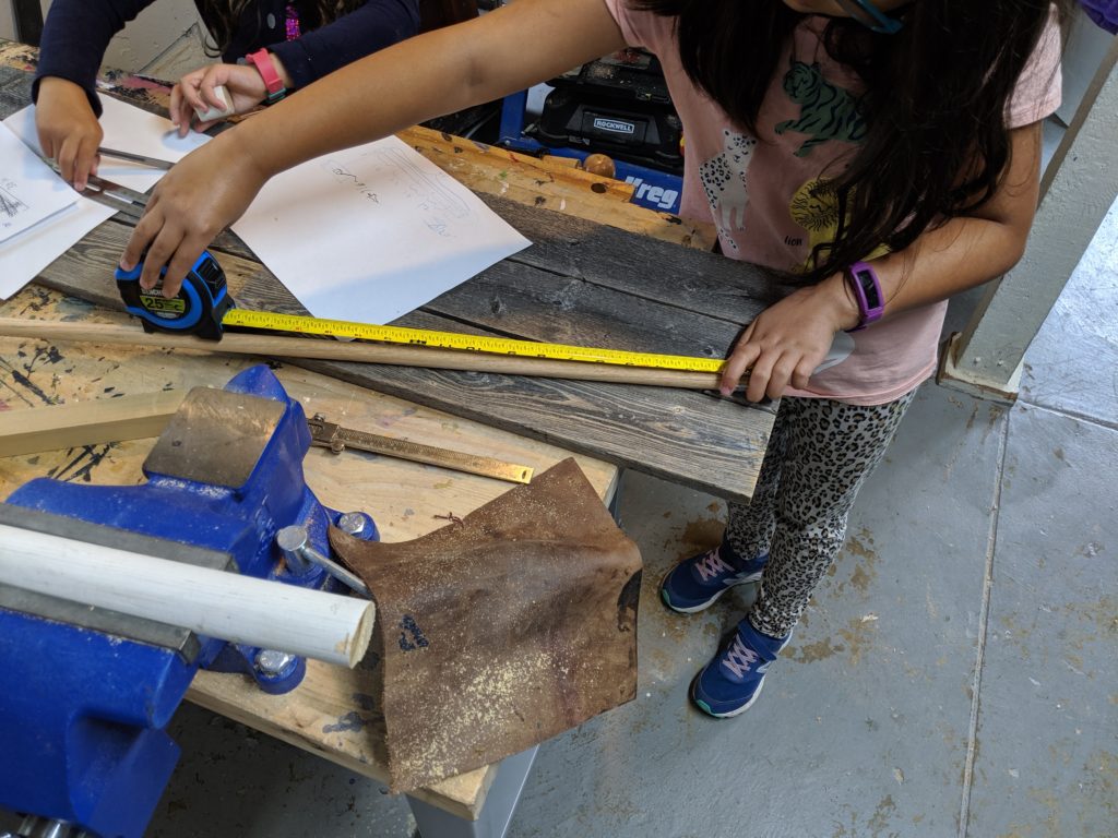 Measuring the support for a a DIY wooden ladder bookcase